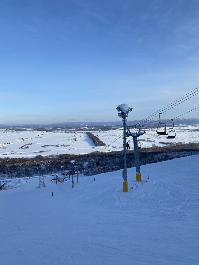 北海道士別市にある日向スキー場でスキーをしてきました<br /><br />１月１２日はスキーの日でリフトが無料でした＼^^／<br /><br />ピヤシリスキー場も雪質が良くて有名ですが、日向スキー場も良いところだと思います