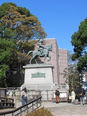 11月の連休を利用してGOTOトラベルを利用し、高知市に2泊3日で観光してきました。<br />うちの場合はGOTOだから行くとか良いホテルに泊まるとか関係が無いので、いつも通りのビジネスホテル。<br />そして車移動の為、ホテルの約4000円分が割引になりました。<br />その分で色々と買い物が出来ます。<br /><br />①1日目は早朝に家を出て途中高速に乗り、のいち動物園へ9時に行きます。丸一日見学します。<br />②2日目はのんびりとお城と街の散歩。市場でいろいろと買いました。<br />③3日目は朝早く出て桂浜を散歩して9時にわんぱーくこうちアニマルランドへ。午後には帰ります。<br /><br />トリップ№1の、のいち動物園はどんななのか?<br />街は坂本龍馬で溢れていましたが、旦那さんの好きな長宗我部元親は見当たらず…<br /><br />高知に初めて行きましたがとても良いところでしたので、ぜひまた行きたいと思いました。