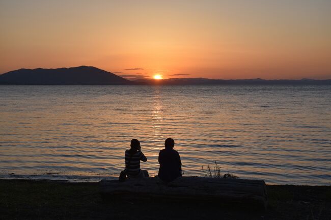 旅行の1日目から盛りだくさんな行程になり、阿寒川沿いのホテルで1泊。<br />翌日は朝から晴れていい天気です。<br /><br />この日もサロマ湖までの移動ルートに見どころが多いです。<br />双岳台から雌阿寒岳、雄阿寒岳を眺め、屈斜路湖を散策、美幌峠の絶景を<br />見て網走湖、天都山、能取岬と回り、ようやくサロマ湖に到着。<br /><br />サロマ湖鶴雅リゾートはサロマ湖の夕陽が見える絶好の場所に建っていて<br />素晴らしい景色を見ることができました。