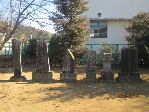 「我孫子市史」による岡発戸新田八幡神社の由緒手賀沼の水辺に鎮座する。明治の「神社明細帳」には、「岡発戸新田字滝下、村社、社殿間数間口弐間三尺奥行三間三尺」とある。また、境内神社として、道祖神社、水神社、天神社、庚申塔、二十三夜塔、待道社の六社が記されている。鳥居は、石造神明鳥居で「大正十三年一月昔日、氏子中」と刻む。社殿は、正面三間、側面二間半の入母屋造、向拝付、瓦葺で、背面に内陣部分が接続している。昭和四十九年十二月の改築である。（「我孫子市史」より）<br />参考にさせていただいたブログは下記です。<br />石仏神心　101　北総石仏　我孫子の石仏　岡発戸新田に詳しく書かれています。<br />http://sekibutu.blogspot.com/