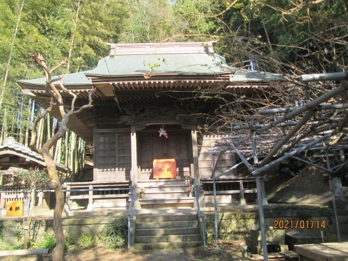 寛平年間（889~898）に平高望が滝と手賀沼の眺望によるこの景勝の地に、空海作の不動尊像を祀ったとの由緒が伝えられている（『湖北村誌』参照）。<br />堂は寛和2年（986）に損壊し、尊像も中峠一里塚東に遷座され、さらに中峠不動尊に移されたという。『我孫子市史研究』12号所載の「我孫子市社寺要覧（寺院編）」によれば、慶長～元和の年代に正泉寺7代で白泉寺開山となった竹厳宗?和尚がここに堂宇を営んだという。ただし、正泉寺の前住職酒井正行師によれば、当地が白泉寺のルーツではないかとの説を採っていた。不動堂東の小径に明和8年（1771）の「林照沙弥　滝前坊」の墓石があるから、そのころ当寺に僧侶がいたと思われる。また不動堂東に寛政11年（1799）の不動明王立像があり、不動信仰の堂があったと考えられる。相馬霊場の設立にあたり、安永5年（1776）に第36番青龍寺移しとなり、札所塔が建てられ、やがて大師堂が建てられ、堂内に文化4年（1807）に弘法大師像が安置された。文化13年（1816）には現在の不動堂が建立された。素朴ながら茅葺き屋根の美しい建物であったと思われる。慶応3年（1867）には芭蕉の句碑が建てられた（後述）。明治20年代に大修理がなされ、昭和51年に屋根の葺き替えがなされ、同63年に銅板葺となった。<br />我孫子市史研究センター会報　第１６７号　合同部会　三谷 和夫氏<br />参考にさせていただいたブログは下記です。<br />石仏神心　101　北総石仏　我孫子の石仏　岡発戸新田に詳しく書かれています。<br />http://sekibutu.blogspot.com/