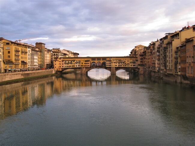 古い写真を見直すシリーズ。今回は、2011年家内とイタリア旅行にツアーで行った写真を見直す。一部は既に旅行記になっているが、それ以外のものを出したい。(「冬のフィレンツェの大聖堂(2011年)https://4travel.jp/travelogue/11208325」)<br /><br />この旅行記は2011年1月31日の昼頃から夕方までにフィレンツェで撮影した写真を順序通りに並べた。昼頃は雨が降っていたが、夕方までにはあがったようだ。最近、フィレンツェの旅行記を1975年、1979年、2007年と見直してきたが、これが4回目の旅。最初の三回は一人旅だが、今回はツアーで家内との旅。<br /><br />一枚目は夕刻のアルノ川とベッキオ橋。<br />(2021年1月記す。)