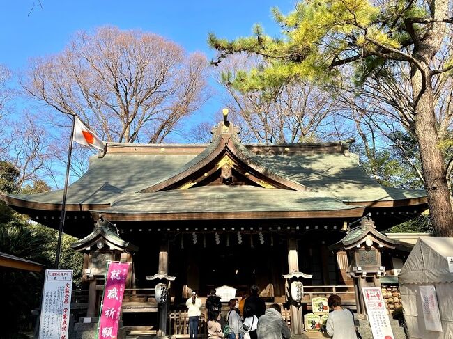平塚市四之宮でのテニス前にコート近くの前鳥神社へ参拝に行きました。<br /> 相模国六社巡りの六社とは、古代(奈良・平安時代)、都から派遣された国司が、その国の有力な寺社を参り、その国の平和と繁栄を祈ったそうです。<br /> 相模国に派遣された国司は、相模国六社に参詣しましたが、一番始めにお参りする一番神格の高い大きな神社を一の宮、二番目にお参りする神社を二の宮と順序を作りました、<br /> 一之宮 寒川神社<br /> 二之宮 川勾神社<br /> 三之宮 比々多神社<br /> 四之宮 前鳥神社<br /> 平塚八幡宮(1国1社の八幡宮・五之宮格)<br /> 総社 六所神社<br /> 前鳥神社の創建年代は不明です。相模五社の四之宮とされ、奈良時代の文献に「さきとり」との地名が残されていることから、この地に住んでいた人々によって祀られたのが始まりではないかと考えられています。<br /> 1192(建久3年)、源頼朝が北条政子の安産祈願のため神馬を奉納した祈願所の一つだそうです。