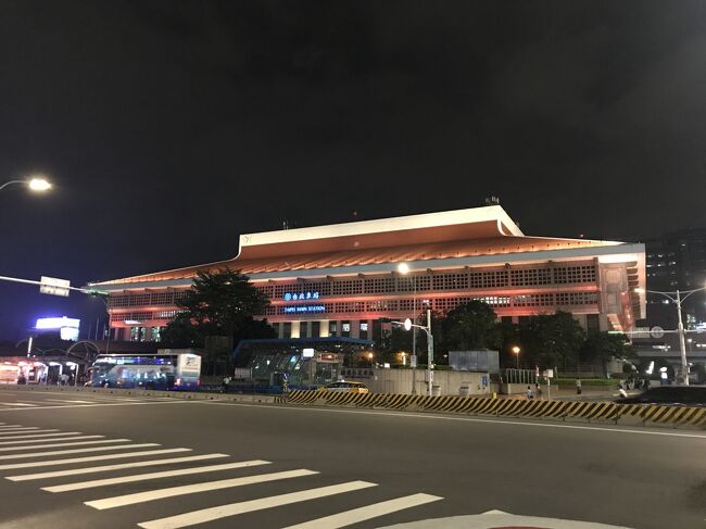 ベジタリアンな妻とともに初めて2人で台湾を楽しみました。車の免許がないので、事前に色々と調べながら、美味しいお店と観光スポットを回りました。初日の関空→台北空港→ホテル→近隣散策の様子をお伝えします。<br /><br />▼訪れた場所<br />・北門<br />・台北駅<br />・二二八和平公園 <br /><br />▼宿泊場所<br />・ヴィア ホテル タイペイ ステーション<br /><br />▼食事をした場所<br />・雲客來山西刀削麵館<br />・小南門點心世界