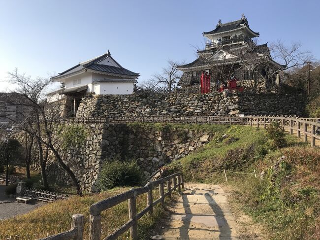 2020年1月2日　今年も年末年始休暇は9連休。<br />ちょうどんこの時期の国内は比較的好天が続くので1泊2日の小旅行に出かけました。<br /><br />選んだ場所は浜松。浜松城は1月2日に入場できること、ちょっとした記念品を頂戴できるということで選びました。<br /><br />今回は時間もあるのとできるだけ節約志向で動きました。<br /><br />結果的に2日ともよく晴れ良い旅行になりました。<br /><br />1月2日　東京駅ー（東名高速バス）－浜松（くれたけイン浜松南口泊）<br />1月3日　浜松城ー井伊谷地区散策（井伊谷宮　龍潭寺　井伊谷城）－掛川駅ー東京<br />