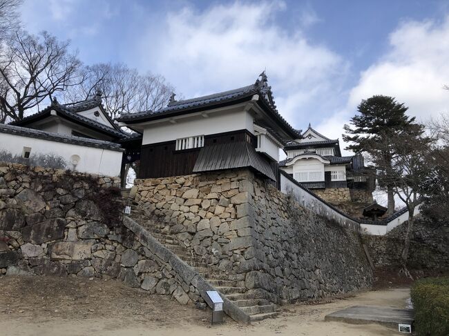 昨年、台風でキャンセルした備中松山城へ、再チャレンジして訪問しました。<br /><br />■ルート<br />・01月10日 羽田⇒高松⇒高梁⇒総社<br />・01月11日 総社⇒倉敷⇒高松⇒成田<br /><br />■フライト<br />・羽田07:35⇒高松08:55（NH531）<br />・高松15:30⇒成田16:55（GK412）<br /><br />■費用<br />・羽田⇒高松 6,000マイル（ANAマイレージ）<br />・高松⇒成田 6,120円（Club Jetstar）<br />・国民宿舎サンロード吉備路 34,900円（ツイン・夕朝食付39,900/クーポン▲5,000）<br />・日産レンタカー 8,875円（PH2免責込50％off・基本10,175/クーポン▲1,300）