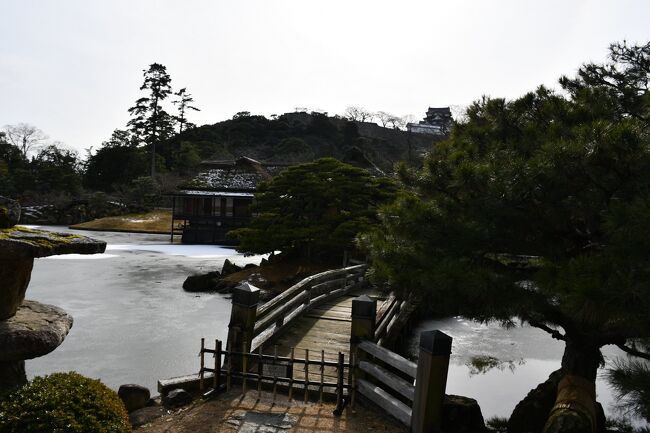 国宝天守閣の彦根城には、玄宮園と楽々園という名庭園があります。二つの庭は一体になっているような造りですが、玄宮園は広い池を中心とした池泉回遊式の庭です。訪れた日は朝方雪も降ったようですが、昼間でも池は凍り付いていました。<br /><br />