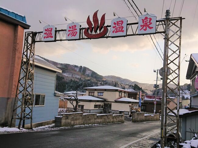 平川市から、黒石市へ。<br />目的の、温湯温泉に行きました。<br />強烈な個性のある温泉ではありませんし、目玉となる観光地もありません。<br />けれど、ここの温泉町の入り口にあるアーケードに一目惚れした私には、そのようなものは必要ないのです。<br />傍から見るとわけがわからないかもしれませんが、惚れてしまったものは仕方がない。<br />そんな、温湯温泉と、そのお隣、落合温泉の一日です。