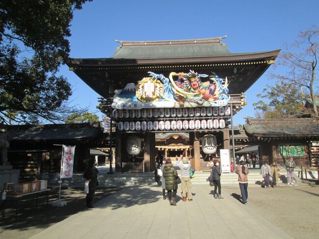 +++ 相模國一之宮「寒川神社」 2021 +++<br /><br />穏やかな冬晴れの1月の半ば、少し遅い「初詣」、家人が断捨離の際の「五月人形を納める」こと、そして、孫たちの「七五三詣りの下見(家からのルート・駐車場の様子など)」に寒川神社へ訪れました。<br />混雑が苦手な私にとってユッタリと初詣ができ、また、気持ちの良い天気に癒され、ひとときでしたが「新型コロナ」を忘れることができました。<br /><br />表紙写真:寒川神社 神門