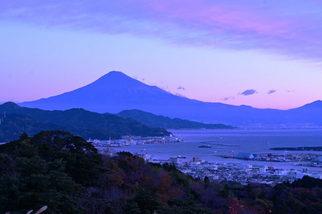 日本平ホテルはやはりただ者では無く、風景美術館と評される高級ホテルでした。庭園になんとなく置いてあるような石は、石彫家和泉正敏氏が手がけ、2階のエントランスと1階ダイニングを繋ぐ大きな壁面はカリスマ左官職人久住有生氏の手によるもの。庭園はテレビドラマ「華麗なる一族」の舞台として使用され、あの木村拓哉さんも撮影で来た事があると地元の人は誇っていました。やはり最初に物事は調べておくものだと痛感しました。