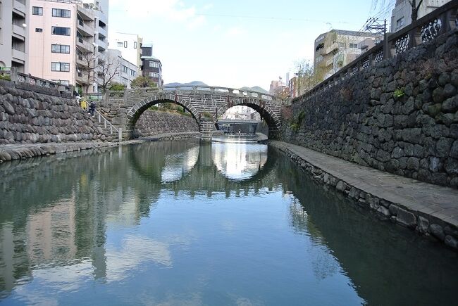 日本でもコロナウイルスの影響が出始めていた3月初旬に九州へ行って来ました。<br />私の住む北海道では全国に先駆けて小中学校の一斉休校などが行われ、日常生活も自粛ムードが高まっている中での旅行はやはり躊躇する思いが強く、ギリギリまで迷いに迷いましたが、今回はほぼドライブ旅行であること、旅行業界や観光業界は大打撃を受けていること、わが家は高齢者や子どももなく夫婦2人だけなのでリスクが少ないこと、十分備えをして旅先でも十分に気を付けることとし、予定通り決行することに。<br />以前から予約していたものを再確認し、コロナの影響で安くなってるホテルなどはちゃっかり取り直しをして出発しました。<br /><br />行き先は福岡・大分・長崎・熊本で、目的はグルメと軍艦島観光です。<br />公の施設は休館している場所が多かったのは残念ですが、それでも十分楽しむことができました。<br /><br />コロナ禍での旅行、いつものように旅行記を書く気にはなれず、帰宅してから9か月も経ってからの記録となってしまい、記憶がほぼ飛んでしまっていますが、どなたかの旅の参考になれば幸いです。<br />また、世界がコロナウイルスの脅威から脱し、元の生活や元の旅を楽しめる日が、一日でも早く訪れることを切に願います。