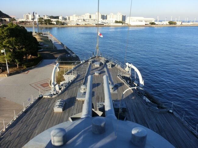 1902年に竣工した戦艦三笠が、日露戦争でバルチック艦隊を破ったことは有名である。<br />しかしその後のことは、全然と言っていいほど知らなかった。<br /><br />終戦直後の1905年9月11日に三笠は、佐世保港内で後部弾薬庫爆発事故により沈没する。<br />この事故での死者は、バルチック艦隊交戦時の約3倍の339名。<br />1912年に、再び火薬庫で火災を起こす。<br />1921年ウラジオストック沖で座礁。<br />1923年には関東大震災で岸壁に衝突し、2年前に修理した座礁部分から大量浸水して着底する。<br />戦闘以外でも、ボロボロ状態の三笠。 (ToT) <br /><br />その後ワシントン軍縮条約によって廃艦が決定したが、保存運動が持ち上がり、現役に復帰できない状態にすることを条件に保存されることが認められた。<br />船体は土砂とコンクリートで固定され、武器は取り外されて、代わりに木製のダミーが取り付けられた。<br />三笠保存記念式は、1926年に執り行われた。
