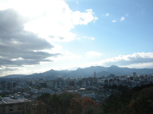 2020年11月21日~23日の3連休を利用して盛岡旅行に行ってきました。Go Toトラベルキャンペーンの他にJR東日本「お先にトクだ値スペシャル」というキャンペーンの利用で新幹線チケットも半額で購入できました。<br />新型コロナウィルス感染拡大の心配もあり、あまり人のいない場所へ、ということで今回初めて盛岡を訪れてみました。<br />3日目は早起きして神子田朝市を訪れるところから始まります。<br />観光地としては少し地味な印象のある盛岡市ですが、歴史も文化も自然も見所がいっぱいあるエリアでした。食べ物もおいしものがたくさんありました。