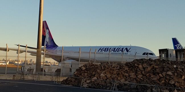 昨日仕事で天空橋に行くことがあって羽田空港から敷地に沿って歩けば飛行機が見える、旅行に行けないのでせめて飛行機眺めたい。<br />昨日歩いた道は昨年一度天空橋から羽田空港に沿って歩いた逆パターン。<br />前回は夜になっていてそれなりに良い雰囲気でしたが写真には無理があり、今日は仕事の約束時間の約2時間前に羽田空港第3ターミナルに着くことを目標に行動。<br />※羽田空港第3ターミナルから天空橋の仕事先へはゆっくり歩いても40分程度。<br />打ち合わせは09時15分からなので7時過ぎに羽田に着きました。<br />浜松町からモノレールに乗りモノレールから日の出が見れました。<br />なんとモノレールが空港に着くとき目に入ったのはHawaiian Air!こんな早い時間に、たまたま飛行機見ながら散歩のつもりがイキナリHawaiian Air、日の出にHawaiian、超寒いが天気は最高、なんと良い引きだろう、良いことあるかな?空港に沿って歩きます、向かう方向にHawaiian Air駐機しているではないですか、我が家はHawaiian AirではHawaiiに行かない(JALマイラー※提携しているがやはりJAL)がなんとなく嬉しい。<br />LUCKYにもゲート工事中で工事現場の警備の方にお願いし写真撮らせて頂きました。<br />更に富士山が、このように見えるんだ~<br />今日は縁起が良いぞ(笑)<br />早起きは三文の徳(得)と言うことで、こじつけで終わりにしましょう。<br />実際には良い日でした。(*^▽^*)<br /><br />今日は午後出勤。<br />菩提寺と増上寺に午前中お参りし大好きな東京タワーみて、今日は三文ではなく山門をみて自己満足に過ごせました。<br />菩提寺がある聖坂から増上寺までの東京タワーと増上寺は写真で紹介します。<br />増上寺は裏手迄奥深いですが、今回は東京タワーの見方を楽しみながらの散歩ですので、増上寺は主な場所を紹介します。<br /><br />徒歩は都営三田線の三田駅(JR田町)~三田線の御成門2駅歩くイメージです。<br /><br />年初から自己満足で申し訳ございません。<br /><br />本年も宜しくお願い致します。<br /><br />最後に沖縄のステーキ究「KIWAME」4トラに登録推薦し口コミ書けるようになり、口コミ投稿しました。<br />沖縄行ったら行ってみてください。<br />