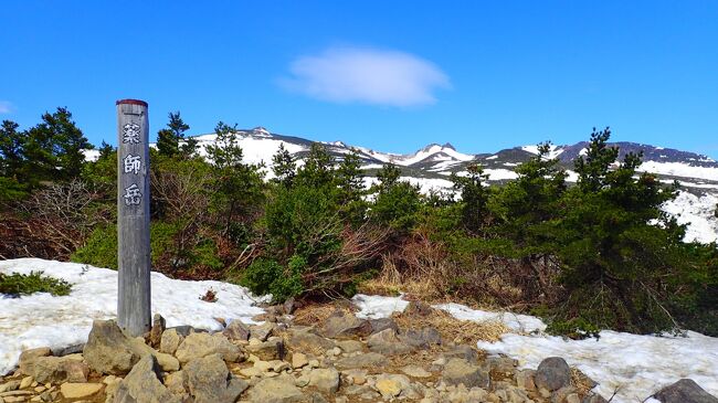 初めての東北旅の最終日は安達太良山に行きました!<br /><br />時間がないのでロープウェイでさくっと上がります。<br /><br />残雪の白と真っ青な空がとてもきれいでした。
