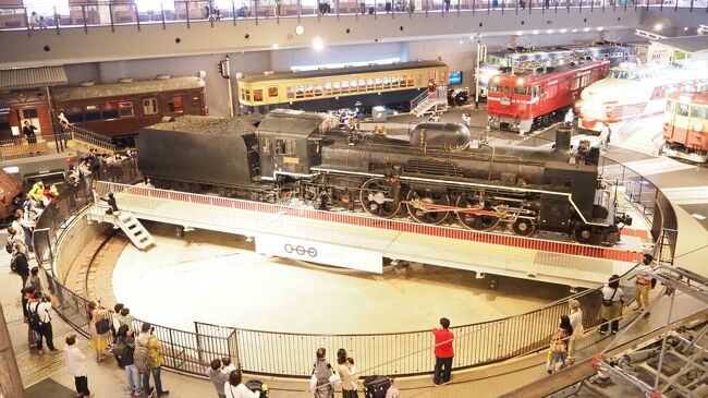 昨年の春から埼玉の実家へ帰る事が多くなり、その道すがら途中下車をして色々な所に行っておりましたが、そんな中でもなかなか行く事が無かったのが鉄道博物館。<br /><br />かつて神田・万世橋にあった交通博物館には、小学生の時に行った事があるのですが、鉄道博物館に関しては2007年のオープン以降、通りすがりの電車から横目でその姿を見ていたものの、いっつもいっつも混雑していてなかなか行く気にならずに、ズルズルと時は流れて早15年近く。<br />もうそろそろ行ってもいいだろという事で、実家戻る日を休みにして、大宮下車していってきました。<br /><br />まぁとにかくメジャーな所ですし、既に多くの方が旅行記や口コミに書かれているので、特に私が語る必要もないと思うのですが、備忘録という事でご理解下さい。<br /><br />