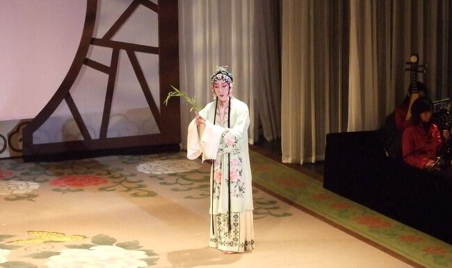 上海のアテンドで、ひょんなことから坂東玉三郎の昆劇「牡丹亭」を観劇することになった。上海虹橋空港でこのポスターを見かけたクライアントから、玉三郎が上海に来ているなら是非観てみたいとリクエストされたのだ。