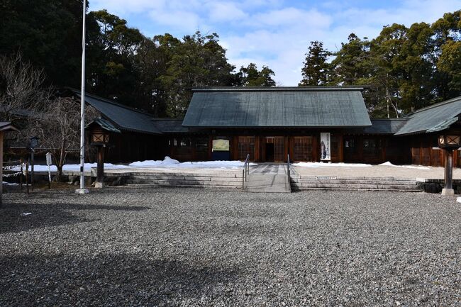 彦根の護国神社は、お城の一部とも言えるような場所にあります。駅からお城を目指して歩いて行くと、まず護国神社に辿り着くというような具合です。付近には、井伊直弼大老が学んだ埋木舎などもあります。<br />
