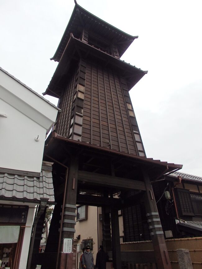 小江戸川越散策と七福神巡り <br />「場所」埼玉県川越市 全行程 7時間55分 赤字は七福神寺院です<br /> 川越駅~(22分)西雲寺(3分)~(10分)川越八幡宮(5分)~(12分)川越駅(20分)~(14分)妙善寺(7分)~(18分)天然寺(7分)~(20分)中院(3分)~(3分)仙波東照宮(6分)~(2分)喜多院(14分)~(2分)日枝神社(4分)~(2分)成田山(10分)~(11分)熊野神社(3分)~(8分)蓮磬寺(4分)~一番街を歩く~(8分)法善寺(1分)~(1分)雪塚稲荷神社(1分)~(2分)長喜院(2分)~(2分)時の鐘・薬師神社(15分)~(3分)養寿院(1分)~大沢家住宅・川越城西大手門跡・太田道灌像~(15分)川越城中の門堀跡(1分)~(8分)川越城本丸御殿(16分)~(1分)三芳野神社(3分)~(12分)川越氷川神社(5分)~(11分)東明寺(2分)~大正浪漫通り~(54分)時の鐘(8分)~菓子屋横丁~(13分)見立寺(6分)~(14分)妙昌寺(10分)~(35分)本川越駅新年会会場 <br />「日時」2020年1月7日 曇り <br />「アクセス」東武鉄道またはJR川越駅下車<br />