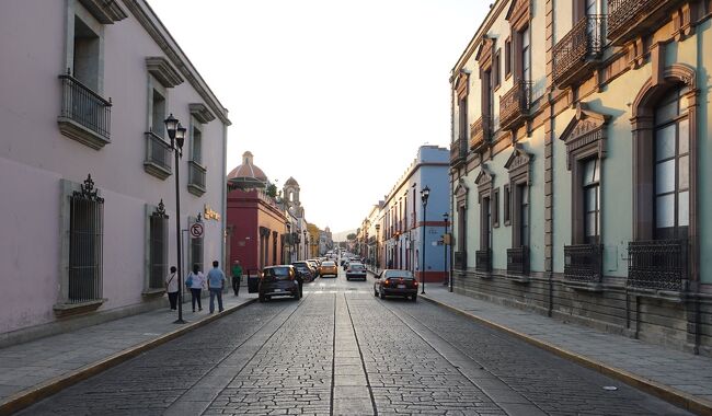 2018年11月スタート　世界一周　メキシコ編<br /><br />プエブラの次に訪れた街はオアハカ<br /><br />オアハカも市内歴史地区と近くにあるモンテ・アルバン遺跡が世界遺産登録を受けて人気の高い観光地<br />先住民の人口比率が高い地区の1つで死者の祭りやゲラゲッツァ祭などが有名です<br /><br />世界遺産登録された旧市街・モンテ・アルバン遺跡・近郊周辺を巡るツアーの様子をまとめました<br /><br />3/8　プエブラ~オアハカ移動　夕方着<br />3/9　オアハカ市内ブラブラ<br />3/10　近郊ツアー （現地でツアーに参加）<br />3/11　モンテアルバン遺跡可能　夜行バスでオアハカ発