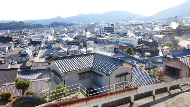 現在シフト勤務の仕事に就いていますが、1月16(土)~18日(月)は3連休を取っていて、JALの年度初回搭乗特典(JGC特典+JALカード特典で5,000マイル付くのです)の為、当初は、1泊2日で東京(JALダイナミックパッケージ利用)で行く予定でした。<br /><br />しかし、年末から東京などに緊急事態宣言が出された事、GoToトラベル割引も一時中止になった事もあり、キャンセル料無料で取り消しを行いました。<br /><br />ただ、3連休を取っていた事もあり、どうしても何処かには行きたいと考え始め、当初は大分市内1泊+別府温泉1泊の2泊3日旅を検討し、特急ソニックの往復、大分駅前のホテルと別府の旅館も予約しました。<br /><br />そんな中、今度は福岡県にも緊急事態宣言が発出され、不要不急の外出も控えるような状況になった為、行くか否かの再検討をする事になりました。<br /><br />別府泊での旅館を楽しみにしていた為、その旅館に、このような状況下で行っても良いものか否かをメールで確認した所、「状況に関係なく全国からお客様をお迎えしている」との回答が返って来た為、大分市内泊のみ止めて、別府温泉1泊2日で行く事に、最終的に決めたのです。<br /><br />今回の日程・行程は下記の通りです。<br /><br />1月17日(日)<br /><br />博多 08:22-特急ソニック7号-別府 10:34<br /><br />亀の井バスで鉄輪に移動し、この日泊まる宿に荷物預け<br /><br />亀の井バスで地蔵湯前(明礬温泉)に移動<br /><br />・旅館みどり荘で、立ち寄り温泉(個室露天風呂)入浴<br /><br />・岡本屋売店立ち寄り<br /><br />・明礬温泉旅館街散策<br /><br />亀の井バスで鉄輪に移動後、更に血の池地獄前に移動<br /><br />・血の池地獄観光<br /><br />亀の井バスで鉄輪温泉東口に移動<br /><br />・鉄輪温泉街散策&遅い昼食(だんご汁定食)<br /><br />「かんなわ ゆの香」にチェックイン&宿泊<br /><br />新館和洋室1名1泊朝食付き 8,000円(入湯税別)公式サイト予約<br /><br />「かんなわ ゆの香」公式サイト:https://www.kannawa-yunoka.com/<br /><br />・鉄輪温泉街散策(夜間)<br /><br /><br />1月18日(月)<br /><br />10時少し前にチェックアウト<br /><br />亀の井バスで別府駅に移動<br /><br />・別府駅周辺散策<br /><br />別府駅 10:37-普通電車-大分駅 10:50<br /><br />・大分駅前&大分駅ビル内散策<br /><br />大分 12:10-特急ソニック28号-博多 14:28<br /><br /><br /><br />「鉄輪温泉街」を散策(昼)した時の様子です。<br /><br />コメントは一部を除いて省略させて頂きます。