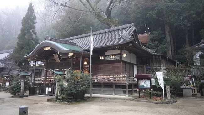 　雨中でしたが、御所市の葛城山麓にある一言主神社へお参りに。特に愚僧が偐神道というわけでもなく、手当たり次第にお参りすると云うのが偐山頭火流です。バスが入らず出店もなく彼岸花のシーズンしかカメラの一斉放射もない。お参りするのがただ一人なので一層鄙びた神社です。