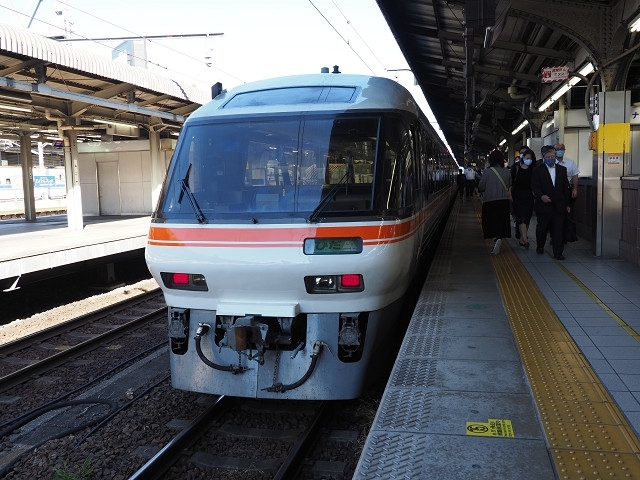 念願のワイドビューひだに乗って富山まで移動しました