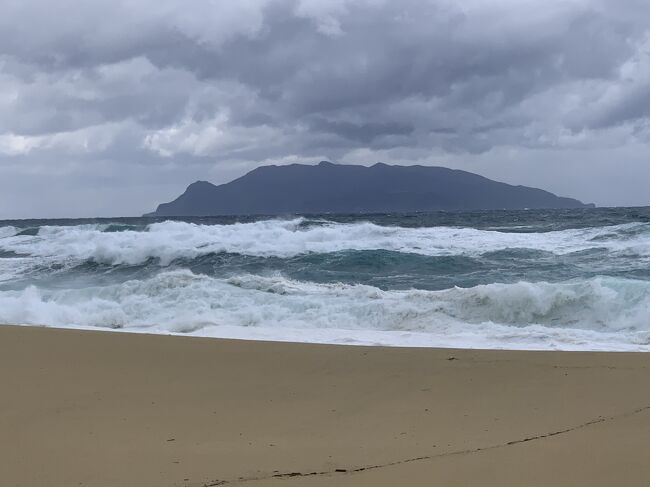 台風並みの嵐で12月30日は屋久島発着のすべての航空便と船便は欠航に。<br />31日に帰る予定だけど、どうあるやら。