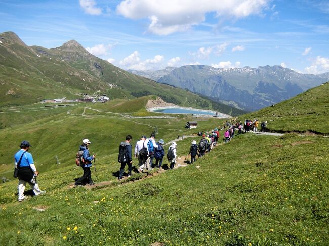 ユングフラウヨッホの観光が終わるとユングフラウ登山列車に乗りアイガーグレッシャーへ。<br />そこからはアイガー・ウォークと呼ばれるハイキングコースを歩いてクライネシャイデックまで戻りました。<br />アイガー・ウォークはユングフラウ鉄道が2012年に全線開通100周年を迎えることを記念して開設されたハイキングコースです。アイガー・グレッシャー駅からクライネ・シャイデック駅まで、ユングフラウ鉄道路線に沿った高山植物が豊富な地域に設けられたハイキングコースは美しい山々に囲まれており、観光客や登山者に人気のコースとなっています。