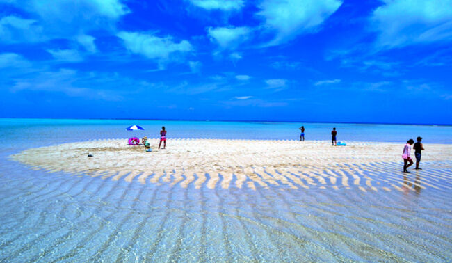 それは<br />コロナ に 壊された<br />2020 年の 海外 旅行<br /><br />そして<br />ズタズタ に 引き裂かれた<br />優しい 旅 ごころ<br /><br />それ ならば<br />日本 の 秘島 へ 行こう では あるまいか<br />素敵な アジアン ビーチ の 代わりに<br /><br />( 拝啓 前略 コロナ 様 .......... 予約して 飛ばな かった 僕の バリ とか ボラカイ島 の チケット を まるごと かえしてください バンコク行きの ノックスクート とか バリ行きの ベトナム航空とか ? 全部 航空会社 は トンズラ 逃げたけど 笑 ) <br />by 鬼ヶ島 の ポン中 小僧 & 下町の アル中 兄貴 より<br /><br />でも この事案は 世界の 優良国家 中国政府に 全て ご請求して 弁償してもらった方が 世の中の為にも 良いのかもしれない by Grandpa Trump<br />