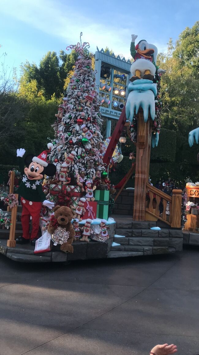 ついにアナハイムのディズニーランドへ!<br /><br />一番の目的はキャラクターたちとのグリーティング。入園したらまずワゴンでサイン帳を購入し準備万端で臨みました!