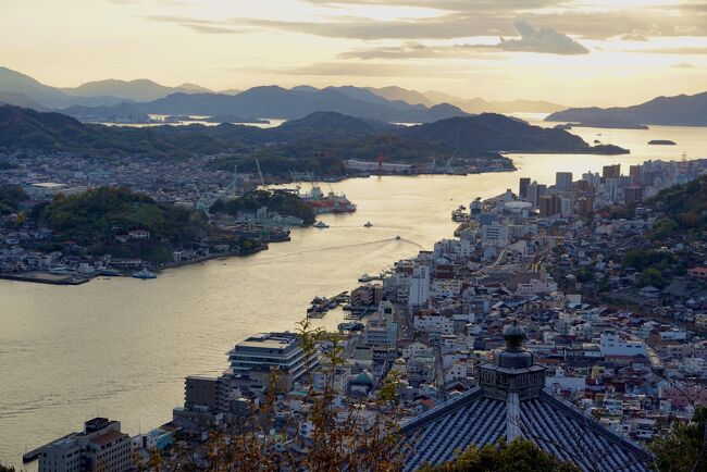 2020年秋の感染状況も少し落ち着いた頃にGOTOトラベルを活用して鞆の浦・尾道に行ってきました。<br /><br />前回の岡山県の蒜山・勝山への旅行以後は特に旅行は予定していませんでしたが、慌ただしい旅行になってしまったので仕切り直しで行くことにしました。<br /><br />1日目 兵庫→鞆の浦→新勝寺→尾道(展望スポット)→尾道泊<br />2日目 尾道観光→向島→兵庫<br /><br />Day1をVlogにまとめたのでお時間のある方はぜひ見てください(^^)<br />https://youtu.be/4eZtWWG4e7Y