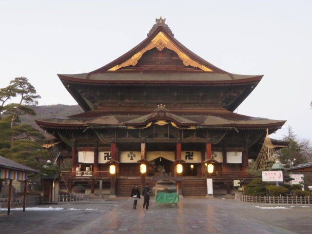 JR長野駅前・西口から善光寺表参道（中央通り）を歩きました、途中にあるかるかや山西光寺に立ち寄りました、約1.8㎞ある長い参道をゆっくり歩いて善光寺境内に入り参拝・散策をしました、帰りは善光寺大門バス停からアルピコ交通バス(旧川中島自動車）で駅前に、宿泊は駅に近い長野大通り沿いのコンフォートホテル長野です。<br /><br />かるかや山西光寺（浄土宗・苅萱山寂照院）は善光寺七福神の寿老人、長野駅に一番近い七福神です、開山開基は正治元年（1199年）、絵解きの寺として知られています、善光寺境内には夕方到着でしたので参拝者が少なかったです、参道のお店も殆ど閉まっていました。