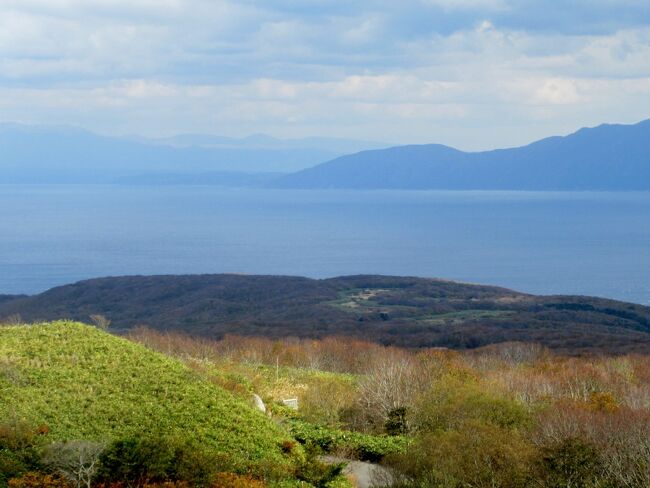 北海道ドライブ旅行　奥尻島編<br /><br />奥尻島は北海道の西部にあり、江差の沖にある周囲 68 ㎞の大きさの島です。<br />海岸線の景色、球島山から眺望とても素晴らしいです。<br /><br />　10月8日　白河城、二本松城、福島稲荷神社例大祭<br />　10月9日　山寺、山形城<br />　10月10日　弘前城、最勝院五重の塔<br />　10月11日12日　函館、トラピスト修道院、江差、鴎島<br />○10月12日13日　奥尻島、なべつる岩<br />　10月14日　せたな、島牧村<br />　日本一危険大田山神社、日本一高い茂津多岬灯台、三本杉岩<br />　10月15日　島牧村、寿都町、岩内町、泊村、神恵内村<br />　賀老渓谷の紅葉、賀龍の滝<br />　10月16日　神威岬、積丹岬、黄金岬、余市ニッカ<br />　10月17日　浜益、新篠津<br />　10月18日　ニセコ、羊蹄山<br />　10月19日　洞爺湖、支笏湖、オコタンペ湖<br />　10月20日　鵡川、新冠、地球岬<br />　10月21日　室蘭、登別、倶多楽湖