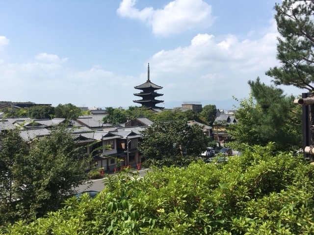 今こそ海外からの観光客がいない国内へ、と企画したのは私が一度も行ったことが無い奈良、そしてマリオットもある日本のハワイ、南紀白浜へ。さらに、京都へも寄っちゃおう！<br />めちゃくちゃ暑くて大変だったたけど、清水寺も、大仏殿も、名だたる名所を夫とほぼ二人じめ。美味しい物を食べ、冷たいビールを飲み、美しいビーチで遊び、パンダをかぶりつきで見放題。満足、満足。