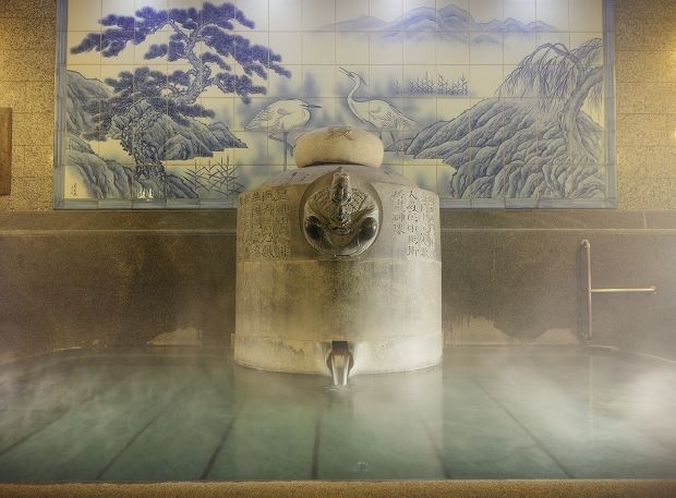 平日一人温泉宿泊が、比較的簡単にできることがわかりました。一度行ってみたかった道後温泉に行くことにしました。四国は初めてです。<br /> 2泊目に予約していた大和屋本店が緊急事態宣言の間、休館することにしたと2月6日に連絡あったため、道後プリンスホテルに予約しました。1泊目はふなやです。<br /> 道後温泉本館での入浴<br /> 猫のチェック<br /> 石手寺<br /> 鯛めし<br /> みかんジュース<br /> マッサージ<br /> 旅館ステイ<br /> からくり時計とマッピング<br />いろいろお楽しみがいっぱい。