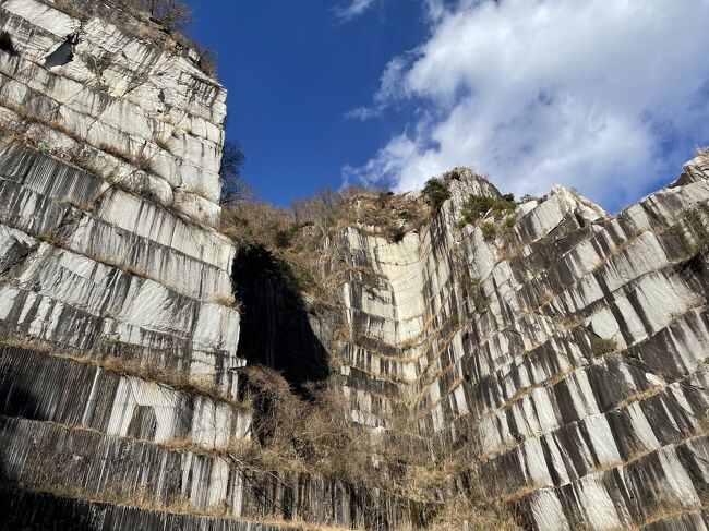 早いものでもう1月も終わりですね。<br />　<br />このところ週末はずっとお友達のベビーシッター☆<br />すっかり愛方さんを放置。　<br />（いや、されていたのは私かも？・・）<br />大人の遊びを忘れていました(*^-^*)。<br /><br />今週火曜日に有休を取って、ベビーシッター<br />と通院をお手伝いしたからか？<br />「今日はBちゃん大丈夫です」<br />と私を気づかい連絡が。<br />本音を言うと私が遊びたいのにな。<br /><br />今日は愛方さんを誘い、久しぶりにお散歩へ。<br />ずっと外食も我慢していたけれど、少し早めの<br />人が来る前に・・<br />気になっていた「インドカレー屋さん」へ。<br /><br />そこから始まる　エスニックな世界からの～<br />グランドキャニオンまで！<br />そして「地図にない湖」という冒険の世界。<br />久しぶりに　週末自由人を楽しみました。<br /><br />マイクロツーリズムだけど、おでかけして外の空気吸って　<br />あ～すっきり・リン♪<br /><br />修正：<br />キャッチコピーは「地図にない湖」でしたけど、地図に載っていました。(//∇//)<br />