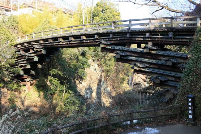 山梨県大月市の猿橋へ。<br />日本三奇橋の一つである猿橋へは、場所もわからなく駐車場も充実して<br />ないと思ってたのでなかなか行くきにらななかったところです。<br />駐車場は、橋のそばに6台と歩いて1分くらいのところに10台くらい<br />停められる無料駐車場がありましたが少ないので土日や休日だとなかなか<br />停められないと思いました。<br />