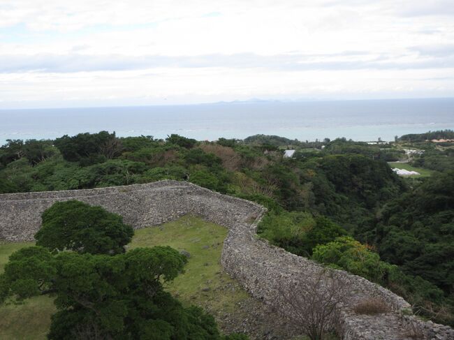 　今帰仁城は14世紀に３つの国に琉球が分かれていた時代の北山の拠点の城。<br />世界遺産になっています。残念ながら北山王は1416年に中山の尚巴志によって滅ぼされました.<br /> 優雅な曲線の白い城壁が美しい城跡です。１０年ほど前に訪れた時は林の中に現れる白い神秘的な城のイメージがありましたが、今回来てみると駐車場もお土産屋さんも完備されていて立派な観光地になっていました。