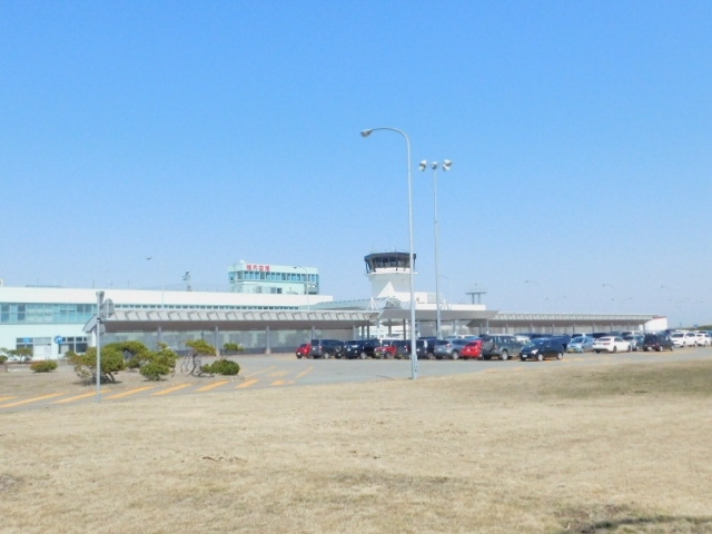 【稚内空港にて】<br />稚内空港からANA572便で羽田空港へ向かいます。この旅行記は、稚内空港での様子をレポしたものです。日本最北の空港。稚内空港の雰囲気を味わってもらえればと思っております。<br /><br />【今回のアヒルのつばさの空旅ルート】<br />このアヒルのつばさの旅行記では、春の日本一周空の旅をお送りしてきました。新潟空港を出発。新潟空港から那覇空港。那覇で1泊して、翌日。那覇空港から羽田空港で乗り換えをして日本最北の地。稚内空港にやって来ました。稚内ではハクチョウさんの越冬地である大沼。浜頓別町にあるクッチャロ湖でハクチョウさんの観察をして、再び稚内空港に戻って来ました。そこから、また羽田空港を経由して那覇空港へ向かいます。<br /><br /><br />