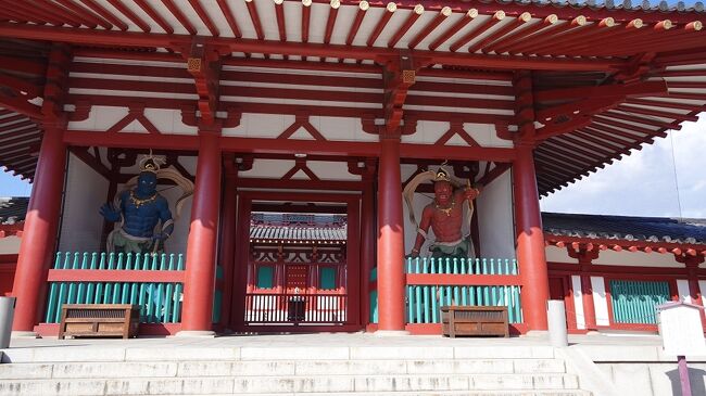 既に何度か紹介した事がある「番匠幟」を今日は四天王寺さんへお参りしたついでに、改めて写真に収めてきました。番匠堂は回廊の東出口辺りにあって、番匠幟がはためいていて遠くからでもよく分かります。四天王寺及び番匠等の説明は四天王寺さんのHPでご見学ください。今年は聖徳太子1400年遠忌、太子の遺徳の一つ大陸からの最新技術導入の証でもある番匠幟で偲んでみましょう。<br /> 四天王寺仁王門