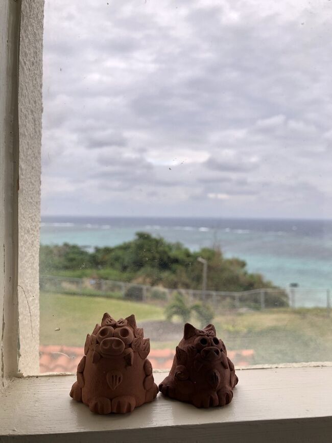 年末年始に海外に行かないのは、いつぶりかわからない。<br />少なくとも旅行記というものを書き始めた2002年以降では初めて。<br />ならば少しでもあったかいところへと沖縄へ飛んでみた。<br /><br />直前に突然のGoToトラベル停止で、そりゃあまあいろいろめんどくさいこともあったけど、旅立てたので結果オーライ。<br />元々私はGoToで安く行けるから旅行しようってわけではなかったので。<br /><br />沖縄はたぶん10回目くらいだと思うけど、今まではGWか夏だったので、冬は初めて。<br />長年の宿題をいくつか片づけ、好きなお店を再訪し、新しい好きな場所に出会い、思いがけず寒さに震えた6泊7日の旅日記、中編です。