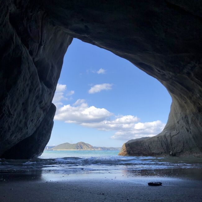 年末は、暖かくて混雑しない南の島に行きたい。そう思っていたところ、鹿児島発着の種子島・屋久島周遊のツアーを見つけました。しかし、申し込みに行くと「募集取りやめ」とのこと。そこで、同様の行程を自分で手配してみました。コロナの影響もあり、鹿児島市内観光を除いてすべて事前予約が必要で、意外に手数がかかりました。<br /><br />26日(土)<br />9:30羽田発 <JAL111※> 10:40伊丹着<br />11:40伊丹発 <JAL2457※> 13:05種子島着<br />市丸タクシーで島内観光 (うち14:30-15:30 JAXA宇宙科学技術館)<br />宿泊 種子島あらきホテル※(西之表)<br /> ※ JALダイナミックパッケージ(片道)でGoTo対象<br /><br />27日(日)<br />8:37 鉄砲館<br />9:40西之表港発 <ロケット111便> 10:35 屋久島宮之浦港着<br />屋久島交通ゆうらんバスで、島を4分の3周<br />宿泊 ホテル屋久島山荘(安房)この泊だけGoTo対象<br /><br />28日(月)<br />縄文杉ガイドツアー<br />宿泊 ホテル屋久島山荘(安房)<br /><br />29日(火)<br />9:33牧野バス停発<宮之浦港行バス> 10:19宮之浦港着<br />10:45宮之浦港発<ロケット111便> 12:35鹿児島港着<br /> 鹿児島市内観光<br />16:40鹿児島中央バスターミナル発<空港行バス> 17:30鹿児島空港着<br />18:40鹿児島空港発<JAL652> 20:10羽田空港着