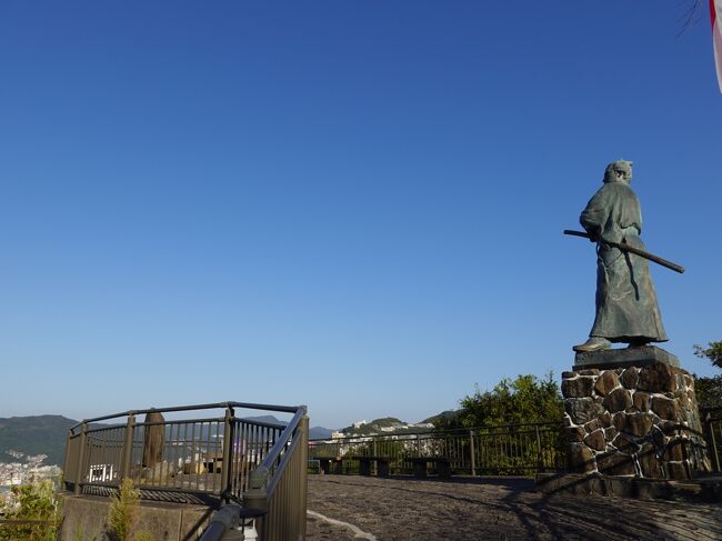 市街中心部のホテルからタクシーで標高150メートルの風頭公園へ。風頭公園から坂本龍馬ゆかりの地を巡りながら坂を下り、寺町通り沿いの古刹を散策、最後は長崎公園、諏訪神社を訪れるという半日徒歩観光。