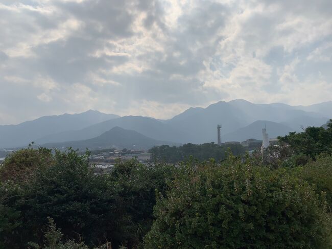 JALパックの国内ツアーとしては、知る人ぞ知る「ホッピングツアー」。JALのステータス修行のために、ひたすら飛行機に乗るというものです。今回は、種子島に宿泊するツアーを選択いたしました。行程は、一日目は「伊丹~福岡~那覇~奄美大島~鹿児島~種子島」で、種子島に宿泊。二日目は「種子島~鹿児島~屋久島~鹿児島~福岡~出雲~伊丹」という、非常にあちこちに行くツアーでした。<br /> 行程からわかるように、基本的には飛行機内か空港にしかいませんので、そのあたりのご紹介が中心になってしまいますが、合間を縫って若干の観光も行いました。そのため、今回のツアーも1日目、2日目の二回に分けて、ご紹介したいと思います。<br /> 今回は後編として、2日目に種子島を出発した回をご紹介します。今回の行程の途中に屋久島へと立ち寄りまして、タクシーを使って少し散策いたしました。屋久島は、種子島とは全く違った感じで、面白かったです。そして、縄文杉などの観光の話を聞いて、これは再度訪問したいなあと思いました。<br />