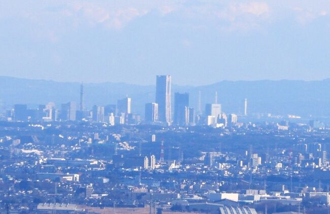 コロナ蔓延の中，体力低下防止とディスタンスもあるので今年の初詣は八王子城址の八王子神社にした．一度職場に行ってから出かけた．ここは結構きつい山だ．今回は本丸から詰城跡まで歩く．気持ちのいい汗だ．朽ち果てたようなわが八王子神社に参拝．コロナ退散を願う　二礼二拍手一礼　八王子の元になった神社なのに，だれかなんとか再建整備してほしい．寄付金払ってもいいと思う．本丸を過ぎるとほとんど人はいない．詰城跡までの往復60分強で会ったのは3組6人のみ．冬なので空気が乾燥，晴天だったので，景色が素晴らしかった．筑波山，スカイツリー，都庁から横浜のランドマークタワーから東京湾，房総半島まで見えた．コロナ下でも素晴らしい年始になったと思う．<br />詳細はsuomita2<br />https://4travel.jp/travelogue/11674848<br />前の記録は<br />【近郊45】2020.6小学生の時以来の八王子城跡-御主殿跡,本丸460mまで登る　新宿やスカイツリーが見えた<br />https://4travel.jp/travelogue/11628366