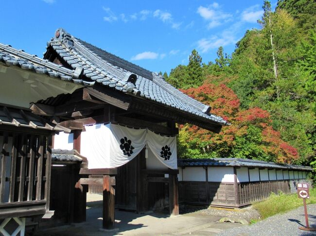 2泊3日の会津の旅初日です。<br />「東山温泉向瀧」チェックイン前に、赤瓦の「鶴ヶ城」に行き、「料理旅館田事」でランチの後、まちなか周遊バスで「会津武家屋敷」へ廻り込みました。<br />城下からはちょっと離れていますが東山温泉の近くなので宿泊のついでに立ち寄るには丁度いい位置関係かもしれません。<br /><br />【初日2020/10/20(火)全日程】快晴<br /> 06:46 大宮駅発「やまびこ」201号<br /> 07:56 郡山駅着<br /> 09:40 会津若松駅着<br /> 10:10 まちなか周遊バス<br /> 10:30 鶴ヶ城入口バス停着<br /> 鶴ヶ城<br /> 西郷頼母邸跡<br /> 11:11 北出丸大通りバス停発<br /> 11:20 七日町中央バス停着<br />☆11:30 「料理旅館田事」で「めっぱ飯」<br />★12:25 七日町中央バス停発<br />★12:54 会津武家屋敷前バス停着<br />★ 会津武家屋敷<br />★14:23 会津武家屋敷前バス停発<br />★14:27 東山温泉駅バス停着 <br /> 14:45 「会津東山温泉向瀧」泊<br /><br /> ★がこの旅行記の範囲です<br />
