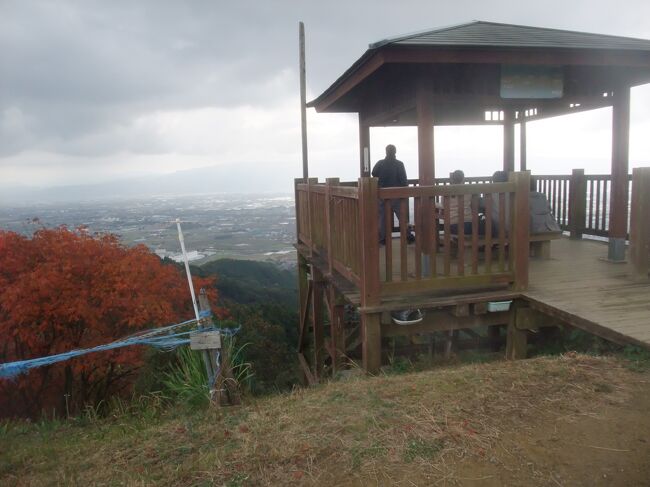  １１月の九州旅行の２日目に大平山ハイクを組み込んで、出かけて行った。<br /> 標高わずか３１５ｍしかない低山、福岡県朝倉市郊外に位置する大平山（おおひらやま）は何気なくネットで「ヤマクエ」を見て見つけた山だ。、なぜ、たくさんある大平山の中で、３１５ｍしかない名前も平凡な九州の低山が私の目を引いたかというと、この大平山が、「ヤマクエ」の九州地方の登山・トレッキングコース人気ランキング、７位にランキングされた山だったからである。<br />　私たちは何十年も山に登っているが、今やリウマチと喘息持ちの７７歳と７０歳の老夫婦。この歳になっても、いまだ山の魅力から抜けられないでいるが、登れる山は限られてきている。こんな私達だが、この山だったら登れる！」とすぐに思ったのが大平山だった。<br />　歩行距離７ｋｍ、累積標高差４１６ｍ、標準コースタイム２時間５分の大平山。この山を私達は、休憩も入れてゆっくりと１時間３０分かけて登り、頂上に１時間いた後、４５分で下ったのだった。<br />　大平山は３時間１５分の簡単登山だったが、久しぶりの九州の山は楽しかった。