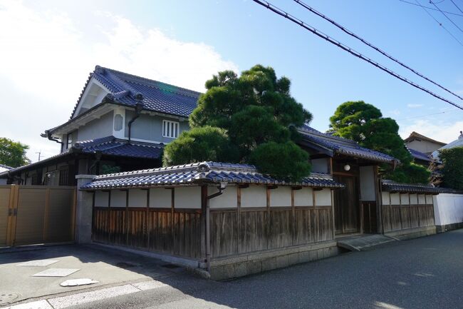 大阪府の北西部に位置する箕面市は、落差33mの箕面大滝や、「勝運の寺」、「勝ちダルマの寺」として、受験・商売・就職・スポーツなど、あらゆる場面での『勝運』を祈って全国から訪れる参拝者が後を絶たない勝尾寺がある町として知られています。<br /><br />京都の羅城門から九州の太宰府に至る重要な街道として、古くは山陽道と呼ばれていた西国街道が、奈良時代以降に現在の箕面市の南部を東西に横断するように整備され、萱野地区内に「草野駅(かやののうまや)」、箕面地区に「豊島牧(てしままき)」、瀬川・半町地区には本陣や旅宿が置かれました。<br /><br />江戸時代には大坂を経由せずに京と西国を結ぶ近道として、ひろく西国諸大名の参勤交代に利用された西国街道は、多くの人々が往来する交通の要衝として賑わいました。<br /><br />そんな西国街道沿いの、西から萱野、粟生新家、小野原の各地区には、年々市街地化が進む現在の箕面市にあって、かつての街道筋らしい落ち着いた佇まいの町並みが残されています。<br /><br />茨木市との境にある小野原には、先ず、江戸時代に疫病が流行した際、その侵入を防ぐため寛政8年(1796年)に村人によって立てられたとされる常夜燈が東西一対で2基残っています。<br /><br />さらに、東の常夜燈と同じ場所には、延元元年(1336年)に楠木正成が勅命により兵庫の湊川へ出陣する際、その水を飲んだと伝えられている井戸、その井戸にちなんで「楠水龍王」と名付けられたお堂、「左 京ふしみ」と書かれた道標などが残っており、往時の西国街道の遥かなる世界へと誘われます。<br /><br />なお、井戸そのものは個人の宅地内にあるため、現在は見ることができないようです。