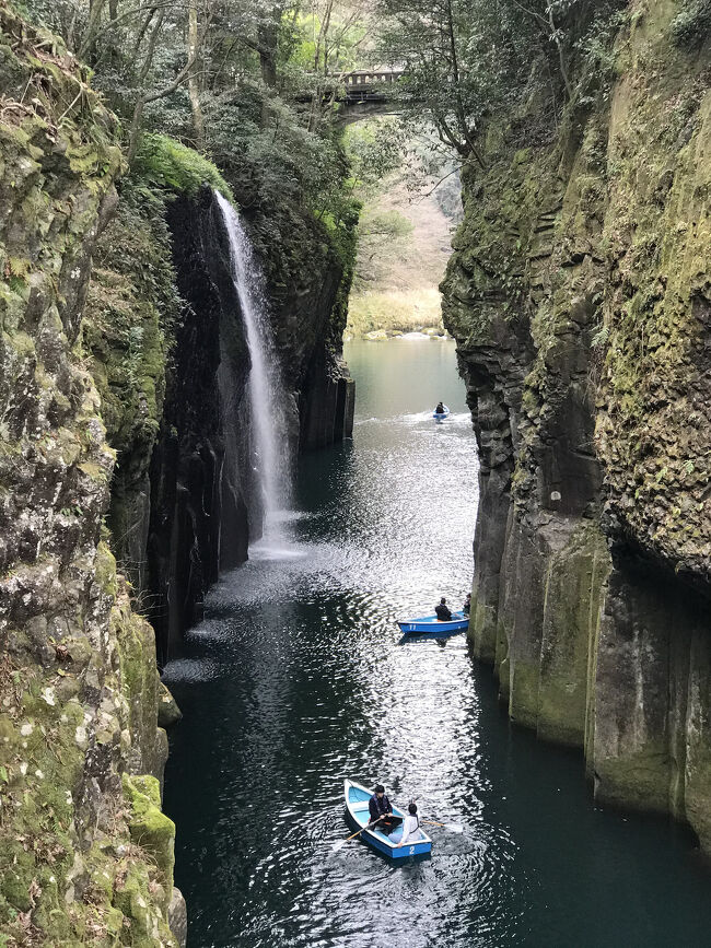 もう1年も経ってしまう高千穂へのソロ旅を記憶を探りながら記録します。<br /><br />出雲に行ってから日本神話の神様に親近感が湧きまして、天孫降臨の地と言われている宮崎県の高千穂に一度行ってみたいと思っていました。<br />特に天安河原が気になる！でも果たして車もなくて辿り着けるのだろうか・・・<br />アクセスは悪いけど何とかなりそうなので行ってみます！<br /><br /><br />そして、、もはや航空便の履歴が残ってない( ;∀;)<br />たぶんJALの先得だったような気がしますが・・<br />ホテルも一休で予約したけどいくらだったのか・・素泊まりで8000円くらい？<br /><br />本当に旅行記は先延ばししてはいけないと反省しましたm(__)m<br /><br /><br />【行程】　1日目　羽田～熊本　空港からバスで移動＝＝阿蘇山（経由）＝＝高千穂バスセンター＝＝天岩戸神社----天安河原＝＝高千穂バスセンター---ホテルチェックイン---高千穂峡---高千穂神社<br /><br />2日目　ホテルチェックアウト----高千穂バスセンター---熊本市内---熊本城----熊本空港～羽田<br /><br /><br /><br />熊本空港からバスで阿蘇～高千穂～熊本市内を巡る旅①<br />https://ssl.4travel.jp/tcs/t/editalbum/edit/11670309/